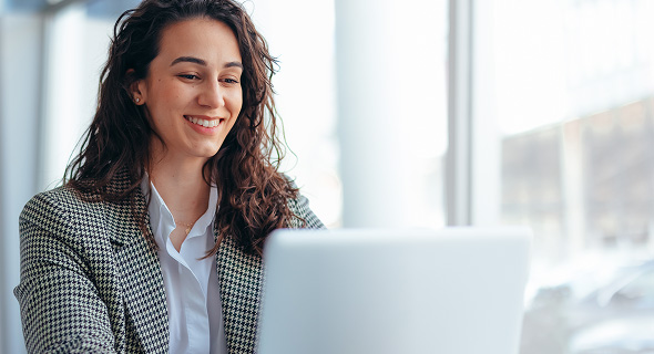 Personne consultant le Compte à Terme sur son ordinateur