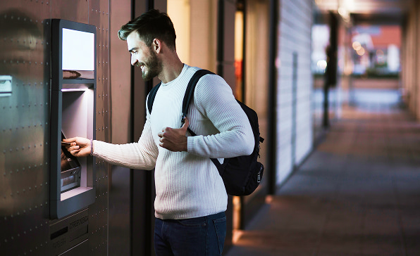 Personne utilisant un distributeur bancaire