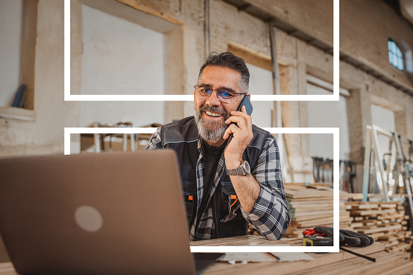 Professionnel consultant un crédit de trésorerie